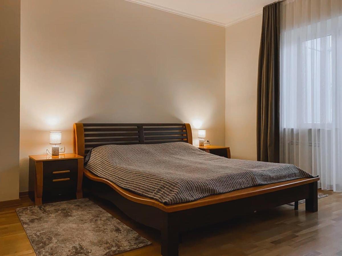 Family Apartment Near The University TTchernivtsi Extérieur photo