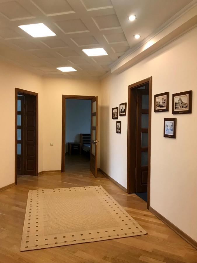Family Apartment Near The University TTchernivtsi Extérieur photo