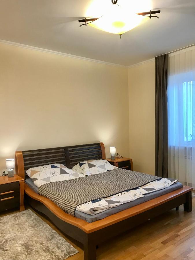 Family Apartment Near The University TTchernivtsi Extérieur photo